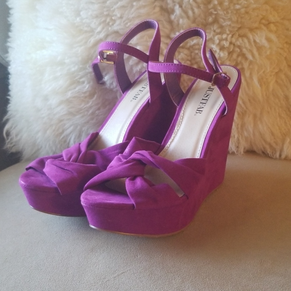 ***Wedge Magenta Sandals